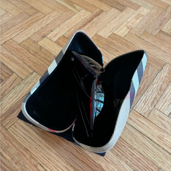 Burberry sunglasses with original case and dust cloth - Picture 6 of 10